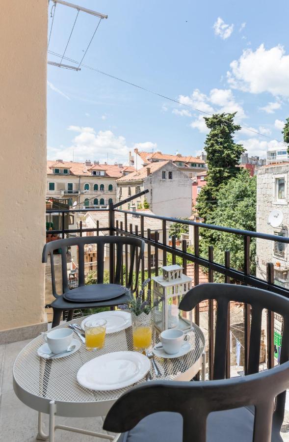Romantic Apartment With Balcony Split Buitenkant foto